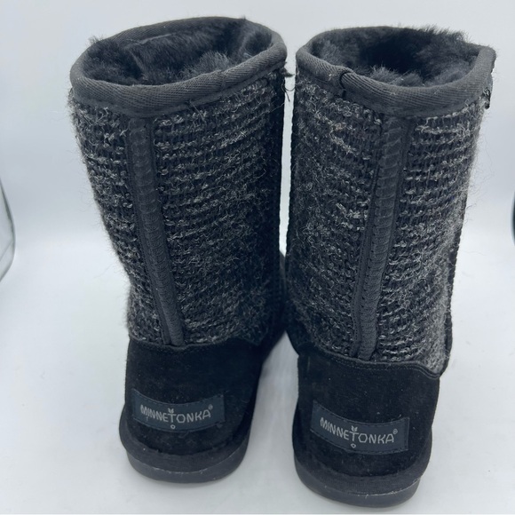 Minnetonka Women's Size 6 Forsyth Black Suede Sheepskin Boots Pull on Fur lined - Picture 2 of 6